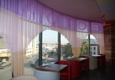 Оформление панорамного окна в кафе (041)