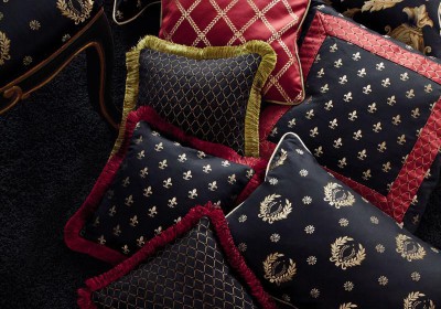 Декоративные подушки выполнены из ткани коллекции Empire (023)